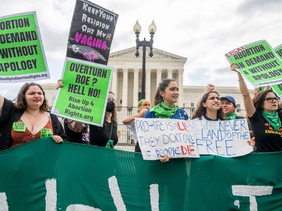 Abortion advocates slam headline encouraging people to make ‘viral’ protest signs after Roe overturned