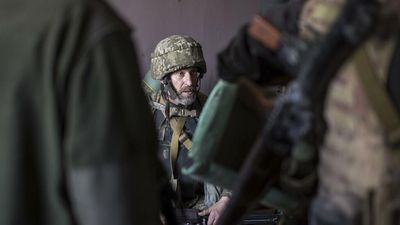 Ukraine troops quit key battleground city