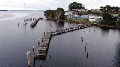 Lettes Bay wooden jetties set for demolition, but locals are fighting to save them