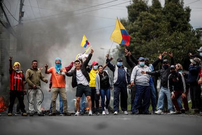 Ecuador opposition lawmakers push to remove president after protests