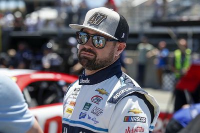 Stenhouse signs contract extension with JTG Daugherty Racing