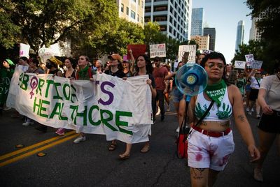 Abortion rights demonstrators take to the streets in Texas: “It’s just unbelievable”