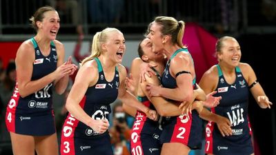Melbourne Vixens complete remarkable comeback to beat Giants 55-54 and reach Super Netball grand final