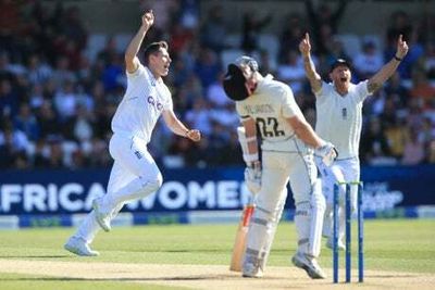 England take charge of third Test with late Headingley burst but Daryl Mitchell remains a familiar obstacle