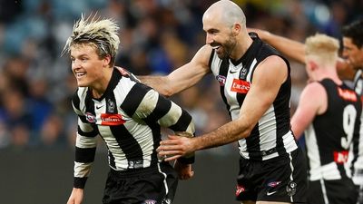 Collingwood beat GWS to move back into top eight, Port Adelaide beat Gold Coast in thriller