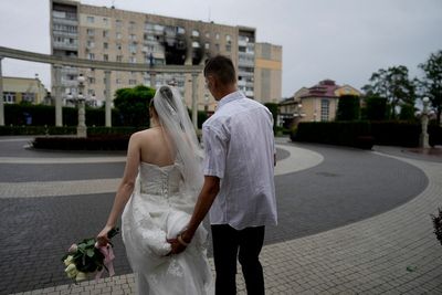 Carpe diem: In Ukraine, war turning love into marriages
