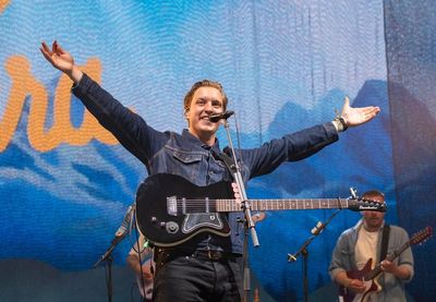George Ezra review, Glastonbury 2022: Beach-side BBQ vibes from the weekend’s least-secret set