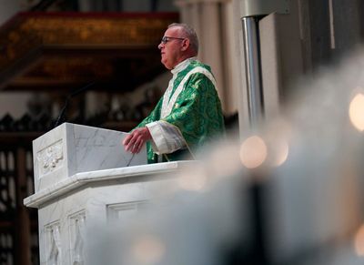 After Roe's demise, clergy lead faithful in praise, laments
