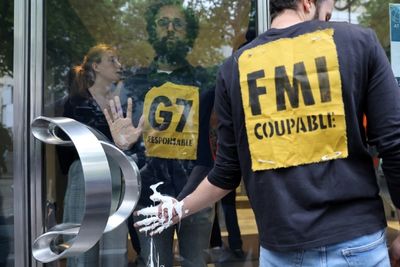 Climate activists block IMF Paris office doors