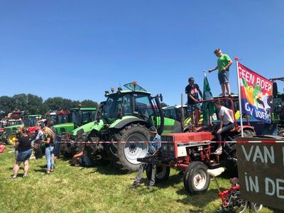 Angry farmers block Dutch highways to protest pollution plan