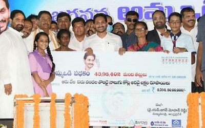 Naidu unable to digest positive response to Amma Vodi: Jagan