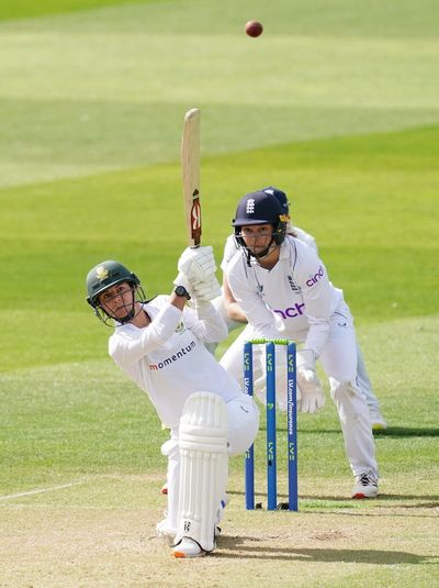 Marizanne Kapp steers South Africa out of trouble after England’s flying start