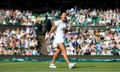 Emma Raducanu off to winning start as Wimbledon welcomes back big crowds