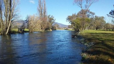 Tumut River farmers fear flooding as Snowy Hydro called on to increase electricity production