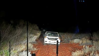Two men bogged and lost on SA outback dirt track for two days rescued by police