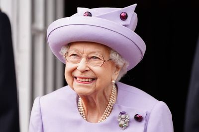 Queen greets members of the armed forces at parade in Edinburgh