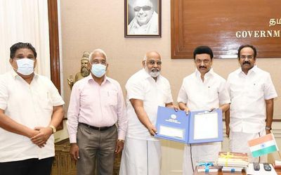 CM hands over assistance to expand Navi Mumbai Tamil Sangam
