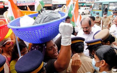 Opposition attempts to carry garbage to Thrissur Mayor’s chamber