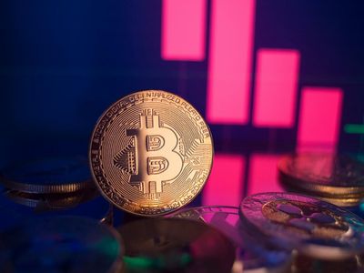 Bitcoin, Ethereum, Dogecoin Slip Alongside Weaker Stocks: Analyst Says Altcoins 'Showing More Strength'