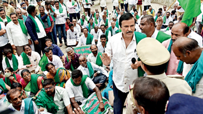 Bengaluru: Farmers protest, demand change in loan policy