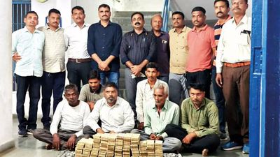 Vadodara: Scrapped notes seized, 6 held