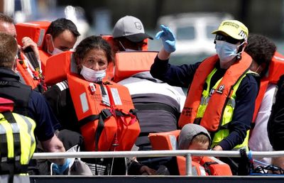 Small boat with 25 people makes Channel crossing despite choppy seas