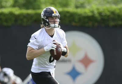Steelers QB Kenny Pickett admits why he wears 2 gloves