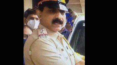 Mumbai: Senior police inspector awarded for saving a 120-yr-old turtle