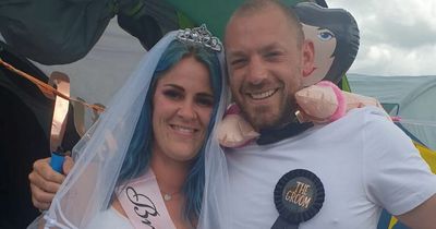 Couple surprise each other by both proposing at the exact same time at Glastonbury
