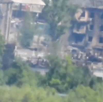 Moment Ukrainian Soldiers Blow Up Russian Tank