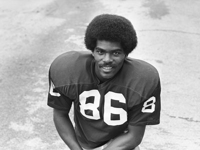 Marlin Briscoe, the 1st Black starting quarterback in the AFL, dies at 76