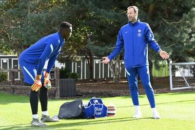 Chelsea: Edouard Mendy sends heartfelt farewell message to Petr Cech after legend’s departure
