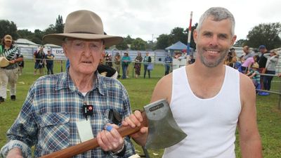 Queensland woodchopping legend Martin Conole gives tips to axemen