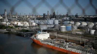 Oil Rises as Supply Concerns Outweigh US Fuel Stocks Build