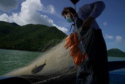 Hong Kong fishermen keep old ways, 25 years after handover