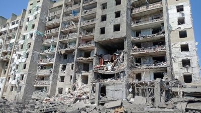 Russian missiles hit Ukrainian apartment building, killing at least 21 people