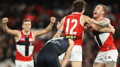 St Kilda beat Carlton by 15 points to dent Blues top four chances and keep Saints' finals hopes alive