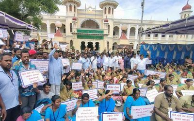 1,500-plus pourakarmikas join strike in Mysuru