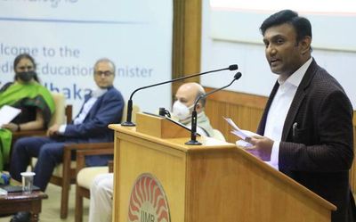 Health Minister inaugurates hospital management course at IIMB