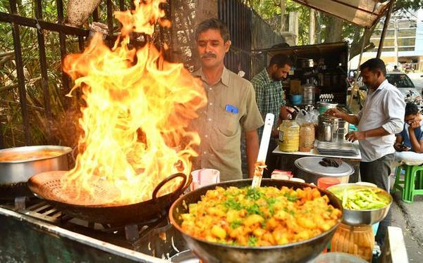 Heat off of tea stalls, eateries as commercial LPG prices slashed