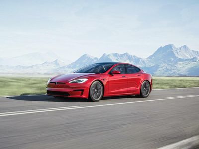 Video: Hacked Tesla Model S Plaid Goes Over 200 mph