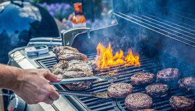 Grilling the perfect, juicy burger on a propane grill: 5 key tips