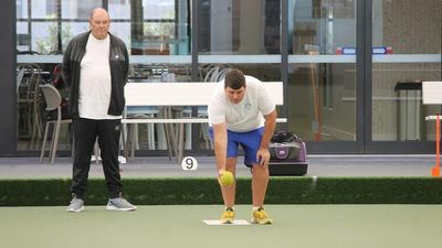 Dad steers vision-impaired son's bid for back-to-back lawn bowls gold