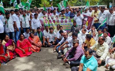 JD(S) protest against remarks on Deve Gowda