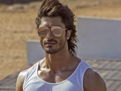 Vidyut Jammwal surprises netizens with his daredevilry, pulls off real-life stunt to meet a fan