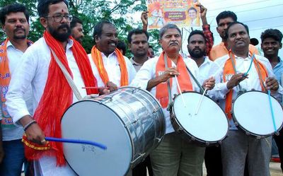 Hundreds of buses and cars from across Telangana reach Hyderabad to listen to Modi
