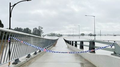 NSW SES deals with 3,900 calls for help as wild weather, flooding hit Sydney