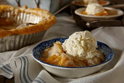 This is the perfect summer peach pie