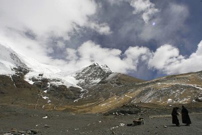 Nearly 1,000 new microbes unknown to science found trapped in Tibetan glaciers