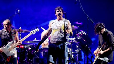 Dig Out Your Best Jorts Fat Etnies ’Cos Red Hot Chili Peppers Are Touring Aus Next Year